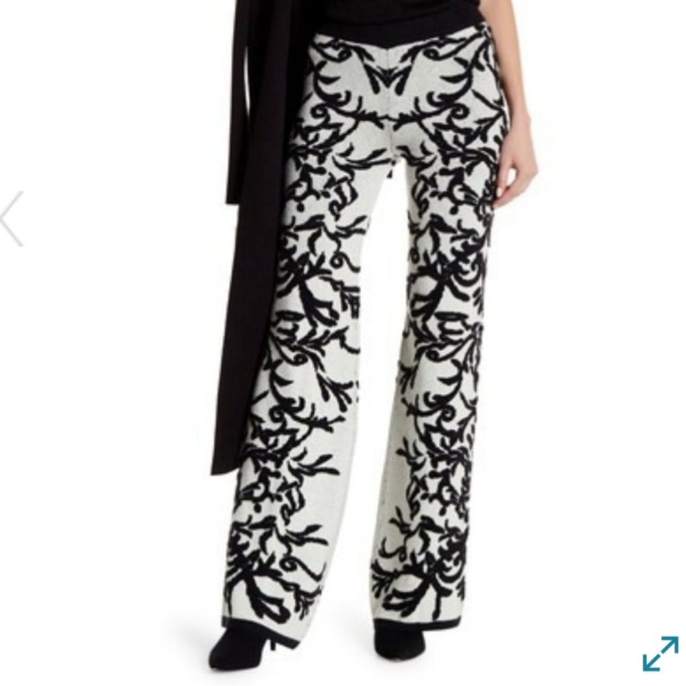 Vertigo Paris Patterned knit flare pant size M